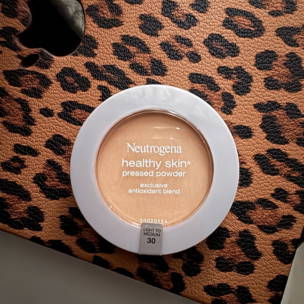 Neutrogena Healthy Skin Pressed Powder - Light to Medium 30